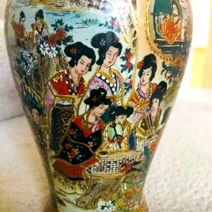 VINTAGE oriental vase 11 1/2 inches high